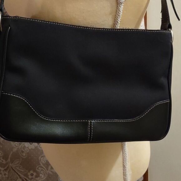 Etienne Aigner Classic purse, 15 inch drop leather strap, middle zip compartment - Picture 3 of 7